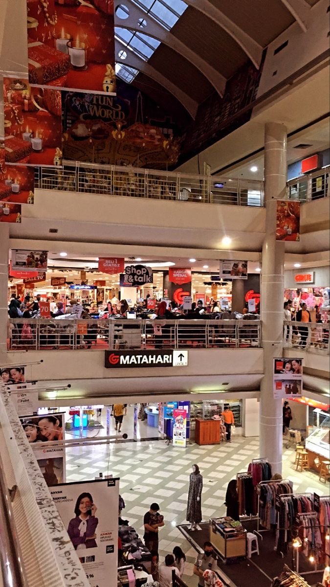 starletkoko's tweet photo. Akhirnya sampe emolnya. Aku capcipcup dulu mau pilih toko yang mana. DAN YAP, Matahari. Dari aku kecil selalu beli disini guys. Keluargaku suka promo Nevada B1G1. 😹🫰 https://t.co/oSeTmPKXYT