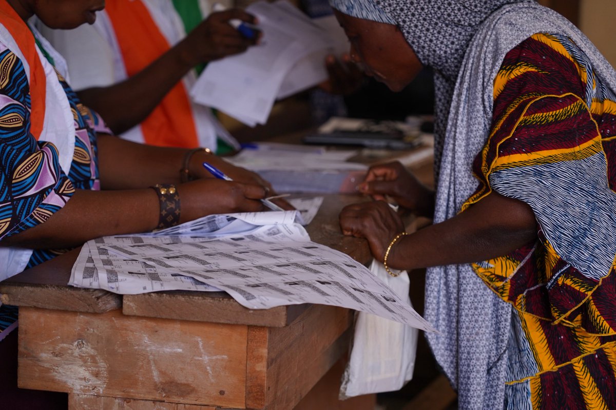 Sarah_ahzn's tweet photo. 🗳️Jour de vote en Côte d’Ivoire. Malgré un climat tendu et les contestations autour du 4e mandat du président sortant Alassane Ouattara, le scrutin s’est déroulé dans le calme. Les résultats provisoires devraient être connus d’ici la fin de la journée, ou au plus tard lundi. https://t.co/rhDAjiTncK
