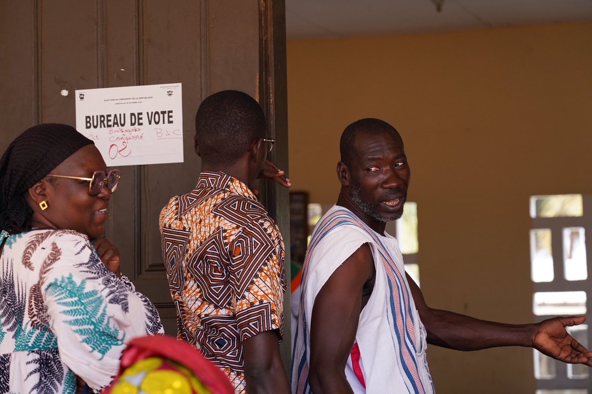 Sarah_ahzn's tweet photo. 🗳️Jour de vote en Côte d’Ivoire. Malgré un climat tendu et les contestations autour du 4e mandat du président sortant Alassane Ouattara, le scrutin s’est déroulé dans le calme. Les résultats provisoires devraient être connus d’ici la fin de la journée, ou au plus tard lundi. https://t.co/rhDAjiTncK