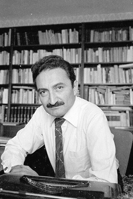 İSTER ÇOK SEVİN İSTERSE HİÇ SEVMEYİN
AMA......

Giydiği ceketinden başka bir şeyi yoktu.
Çalarak kendine mal varlığı da yapmadı.
Çok sevdiği bir Anadol marka arabası vardı,onu da sadık şöför'üne bıraktı.
Bir ceket ile gelmişti o ceket'ini alarak
sessizce gitti.

Huzur içinde uyu