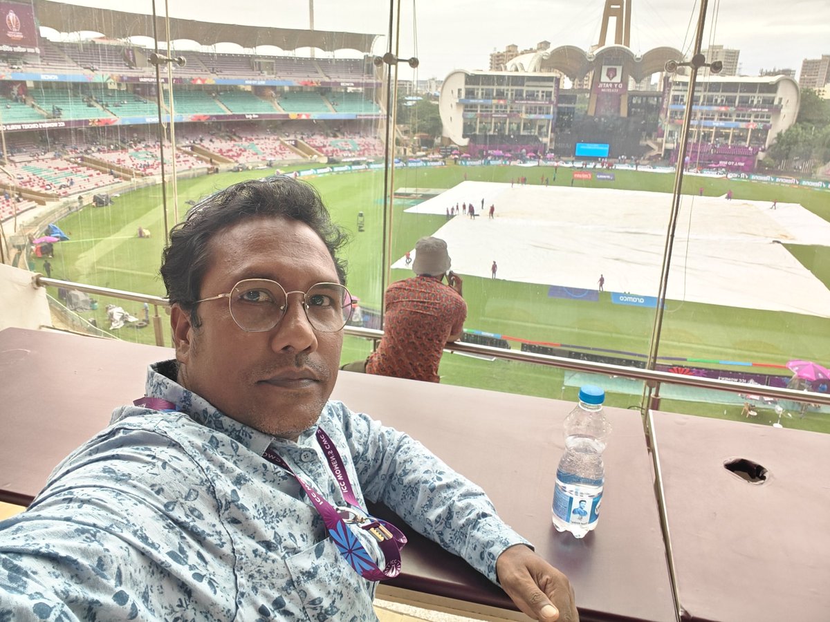 RahanurALashkar's tweet photo. सामना सुरू होण्यापूर्वी पाऊस,
आजचा सामना पूर्ण होईल का?
जर तो पूर्ण झाला तर कोण जिंकेल?
#indvsbang #WomensWorldCup2025 #dypatilstadium #WomensWorldCup #Cricket #ICCWomensWorldCup2025 #ICCWomensWorldCup @BCCIWomen @DYPatilStadium @BCBtigers https://t.co/8F595jVnxK