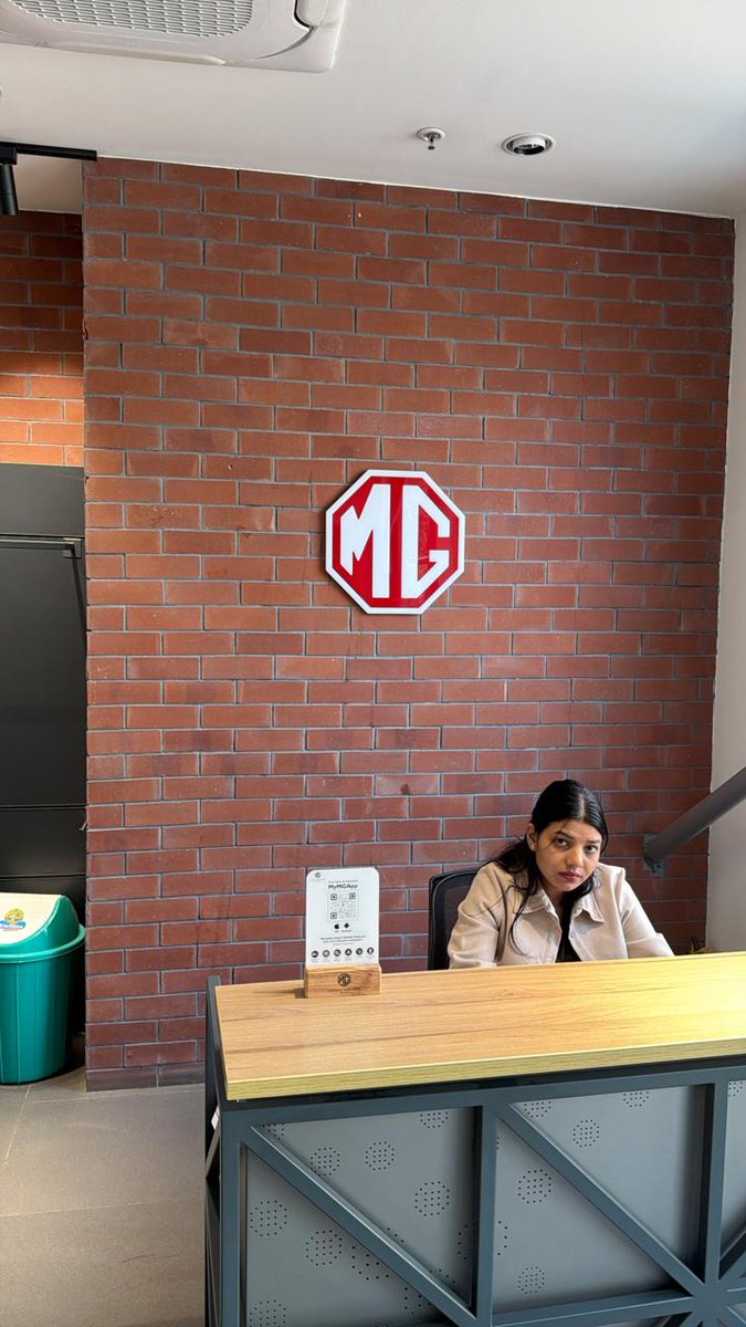 i_Unconquerable's tweet photo. In #Gurgaon Mgcp service center
Dear @MGMotorIn
What a nonsense service!
We gave our car in for repairs on the 6th, and today is the 26th, and nothing has been done yet.
When we visited today, the car was painted, albeit 3rd-grade, and it was drying in the sun.
#Mgcar
#Mgindia https://t.co/5mLm4JC5ep