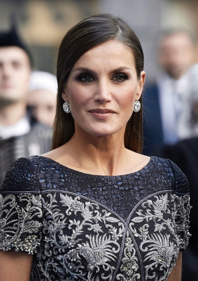 ¡Buenos días a todos!

A disfrutad del domingo,que a las 6 es de noche 😜.