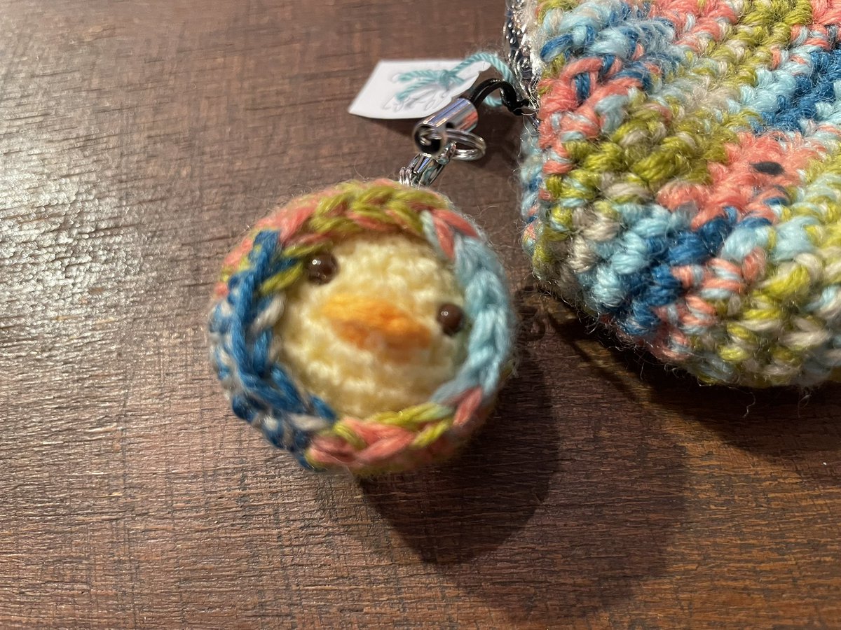 たなかけさん、くじ展の納品と共に、ひよこがま口も！アップでも可愛いひよこですよん。#ニヒル牛