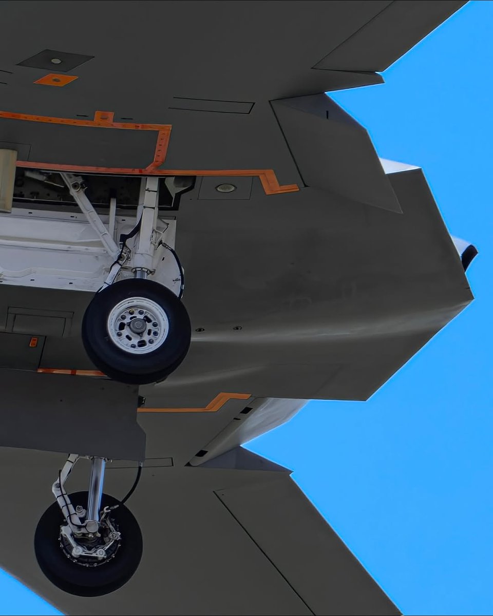 TheDeadDistrict's tweet photo. Close up of the RQ-170 Sentinel.

Two RQ-170 Sentinels going out to perform test flights.

10-15-2025
1/ https://t.co/X45k1j94df