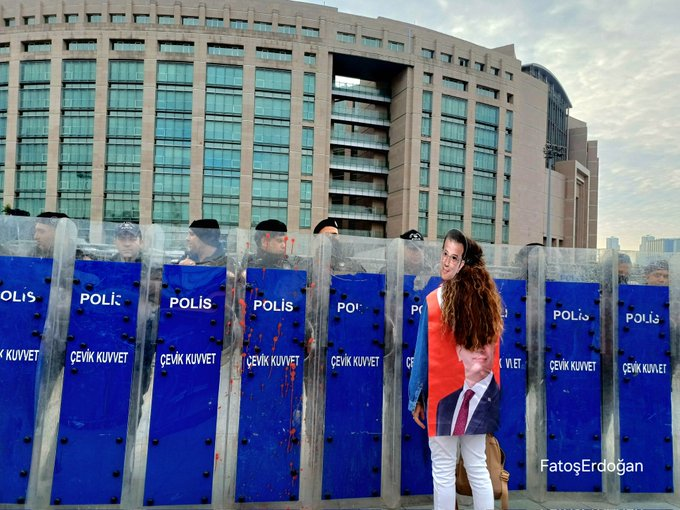 Bir yurttaş Ekrem İmamoğlu posteri ve maskesiyle İstanbul Adliyesi'ne geldi.
