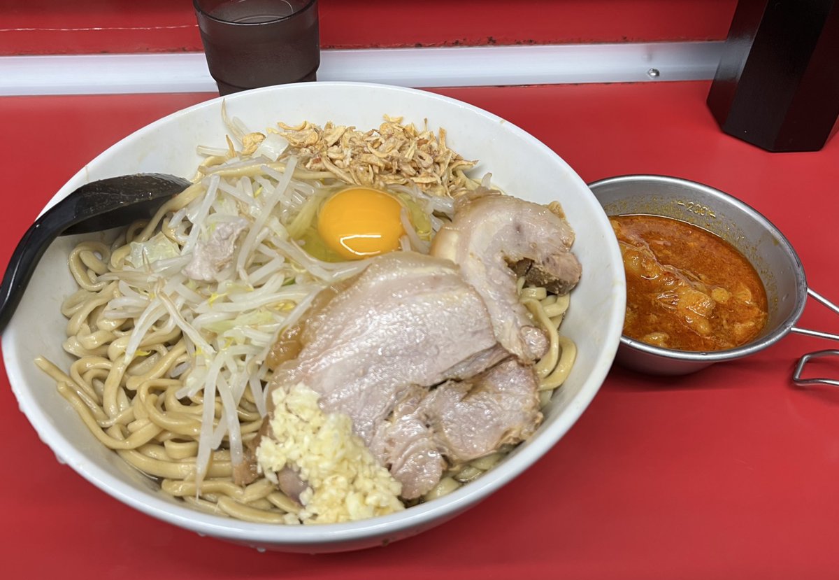kaoru_kligueur's tweet photo. ラーメン二郎　湘南藤沢店　14
雨音は藤沢の調べ

大、汁なし、背脂チゲ
nちょび、y少、全卵

隣の人の見たら美味そうで追加した背脂チゲ！　麻婆寄りな味で、丼にはinせず二刀流でいただきました😋　店主andゆいさん
久々大汁で最初慄いたけど美味くてスルっとkk

#RJSF #みてくれっさー https://t.co/dz8UzbJVJb