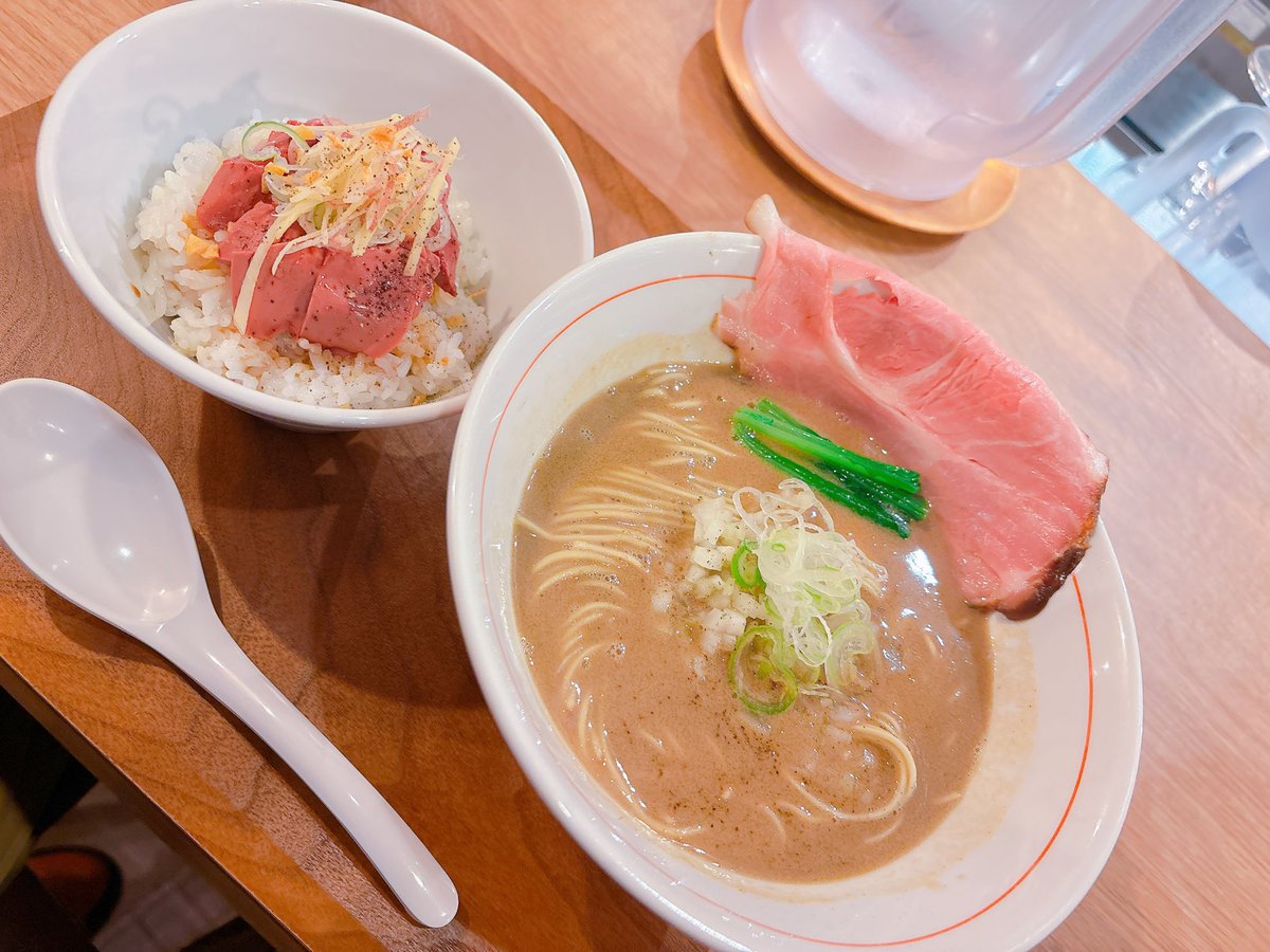 hanachu25's tweet photo. ハロウィンカラーっぽいシャタバ履いて“秒速5センチメートル”観た後“BISTRO ogawa”で“白レバーらぁめん〜しっとりレバー丼添え〜”を食す。
#airjordan #airjordan1 #shatteredbackboard https://t.co/tUAhcWkK5B