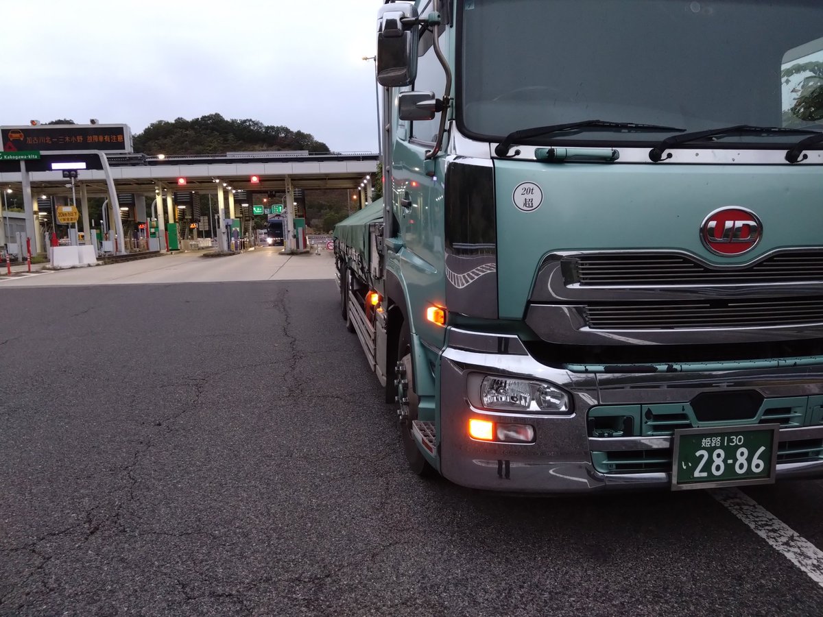 tanabe6556's tweet photo. 山陽道を走っている時にバーストしました。
タイヤがツルツルなのは分かっていましたが
社長に言っても金無いから無理と言われて交換してもらえないので無理して走ってバーストして
社長からはお前が失敗したと言われやる気がなくなりました。 https://t.co/6C09sw91r9