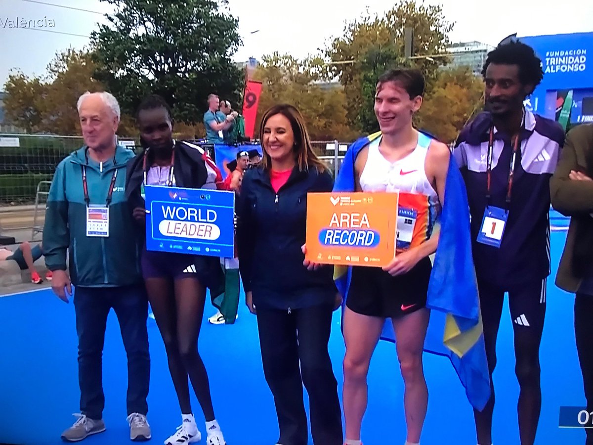 Ayer no se la vio en la manifestación pero hoy sí en la media maratón como le gusta la cámara a la señora alcaldesa <a href="/mjosecatala/">María José Catalá</a> <a href="/maratonvalencia/">Maratón Valencia</a>