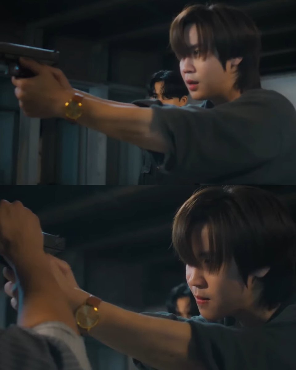 aribeariboo's tweet photo. How Prem can play Punn, the best former hunter is so great 🤌🏻✨

His gaze, the way he held the gun and his courage of ordinary humans to fight the vampires 😼😎

BOUNPREM REVAMP FINAL EP
#RevampSeriesFinalEP https://t.co/I882z0JY6F