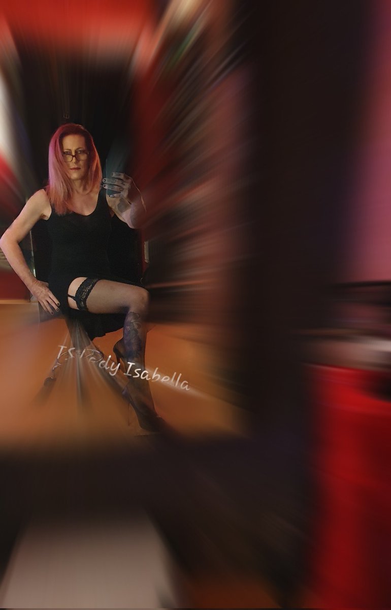 💫Mit einer Präsenz, die zugleich Stärke und Eleganz ausstrahlt, verkörpere ich die Kunst der Verführung auf meine eigene, unverwechselbare Weise💫
Jedes Detail – vom Blick bis zur Haltung – erzählt von Kontrolle, Leidenschaft und Charakter

Ich lade dich ein in eine neue Welt💫