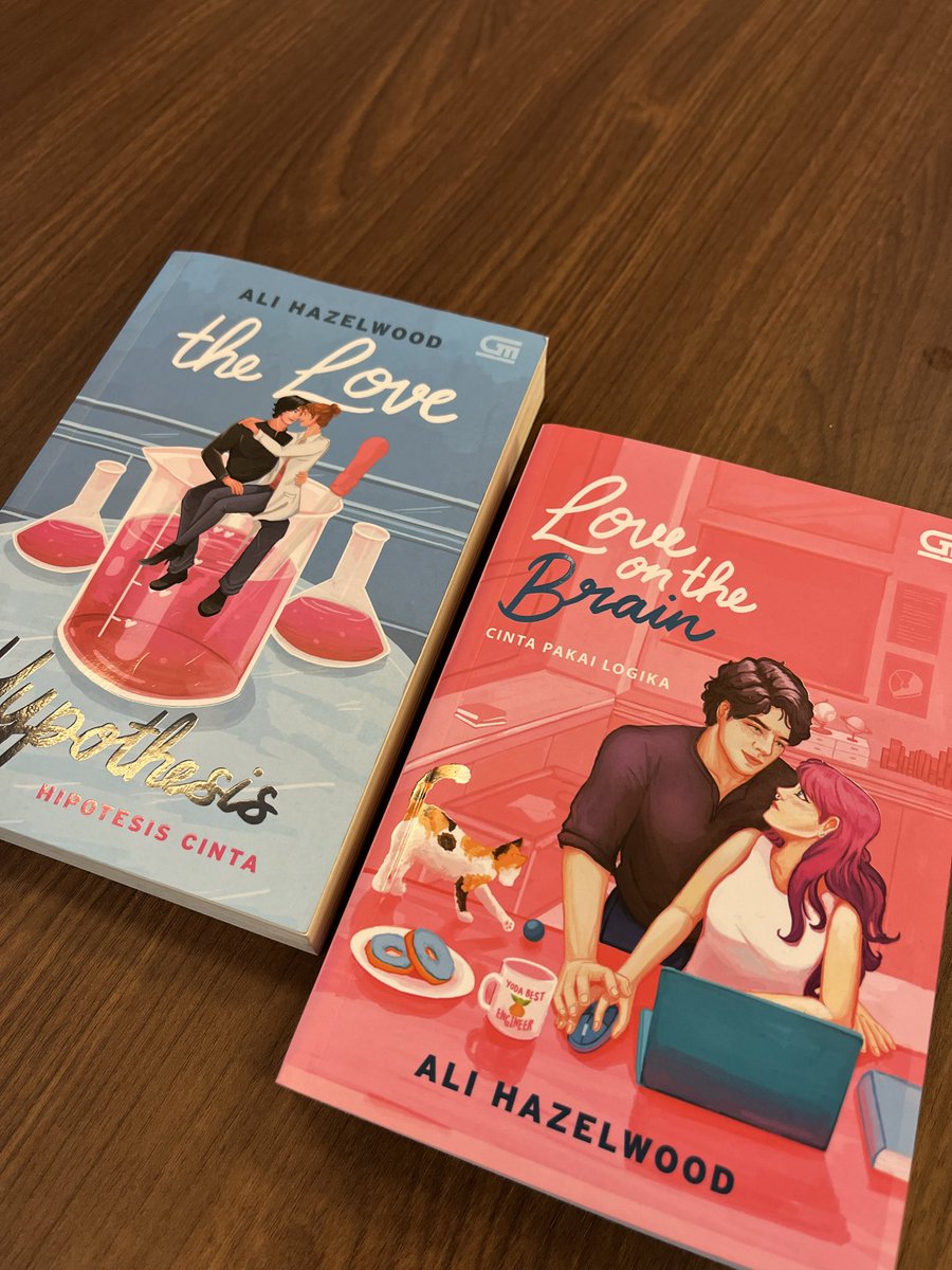 gpuromance_'s tweet photo. ✨Rekomendasi Novel Ali Hazelwood✨

Buku-buku Ali Hazelwood tuh comfort zone banget: manis, lucu, geeky, dan selalu bikin senyum-senyum sendiri 💞📚 https://t.co/WrnzYlCTvK