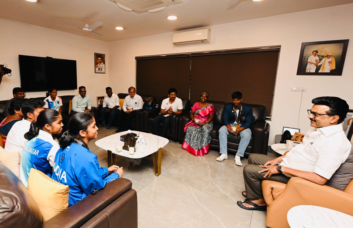 M.K.Stalin (@mkstalin) on Twitter photo #AsianYouthGames2025: தமிழ்நாட்டுத் தங்கங்களுக்கு ஊக்கத்தொகையுடன் உற்சாக வரவேற்பு! 🥇🥇
பஹ்ரைனில் நடைபெற்ற ஆசிய இளையோர் விளையாட்டுப் போட்டியில் தங்கம் வென்ற நம் கபடி வீரர்கள் கண்ணகி நகர் கார்த்திகா மற்றும் திருவாரூரைச் சேர்ந்த அபினேஷ் மோகன்தாஸ் ஆகியோர் சென்னை திரும்பியதும், #AsianYouthGames2025: தமிழ்நாட்டுத் தங்கங்களுக்கு ஊக்கத்தொகையுடன் உற்சாக வரவேற்பு! 🥇🥇
பஹ்ரைனில் நடைபெற்ற ஆசிய இளையோர் விளையாட்டுப் போட்டியில் தங்கம் வென்ற நம் கபடி வீரர்கள் கண்ணகி நகர் கார்த்திகா மற்றும் திருவாரூரைச் சேர்ந்த அபினேஷ் மோகன்தாஸ் ஆகியோர் சென்னை திரும்பியதும்,
