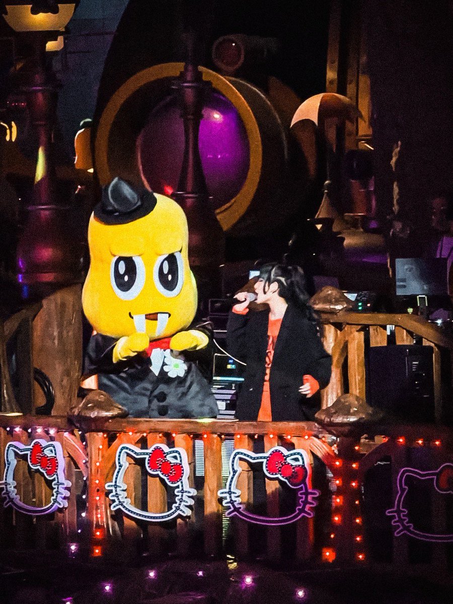 サンリオスプーキーパンプキン2025
ありがとでしたナッツ🎃

ピーナッツくんバンパイア衣装🧛
&amp; Daoko様降臨！！

またあそぼナッツ！！

#spookypumpin
#スプーキーパンプキン
#ピューロ