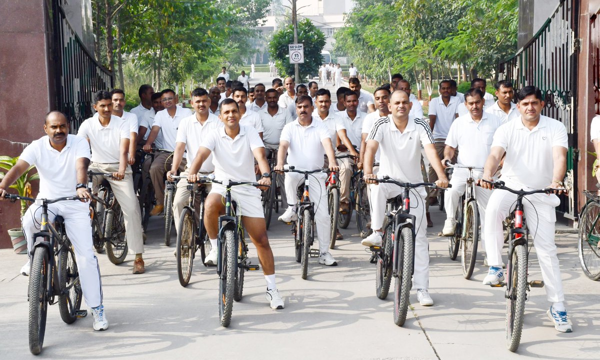 9BnSSB_INDIA's tweet photo. फिट बॉडी – फिट माइंड – फिट इंडिया”
फिट इंडिया फ्रीडम रन 6.0 के अंतर्गत
नौवीं एवं 50वीं वाहिनी बलरामपुर द्वारा संयुक्त रूप से साइकिल रैली का भव्य आयोजन किया गया ।
@SSB_INDIA
@SSBFTRLUCKNOW
@SSBSHQGKP
#FitIndia #FreedomRun6 #SSBFTRLKW #SSB_INDIA
#NationFirst #FitnessForFreedom https://t.co/R08eBlWdfr