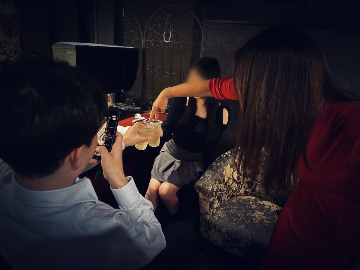 tokai_yo_'s tweet image. その場にいた某先輩から「鷹くん、いつもの写真撮るの忘れずにね。」と言われたので撮ろうとするも、その日の主役に妨げられて苦戦していた私。
その姿をこっそりなおさんに撮られていたのは想定外でした。笑