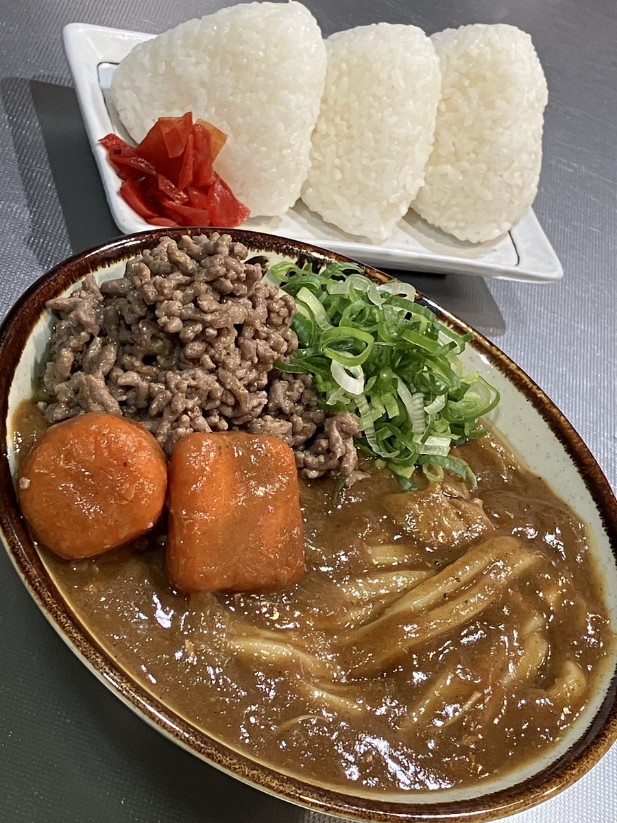 sense_kabu's tweet image. 今日はひき肉カレーうどん&amp;amp;おにぎりのセットを食べました。おいしかったです。