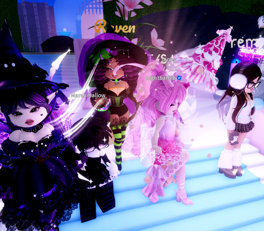 I MET THE QUEEENNNN AHHWJD!!!

I dont understand these screen hoggers...why would you stand in front of her?? MANN at least I got a picture!!