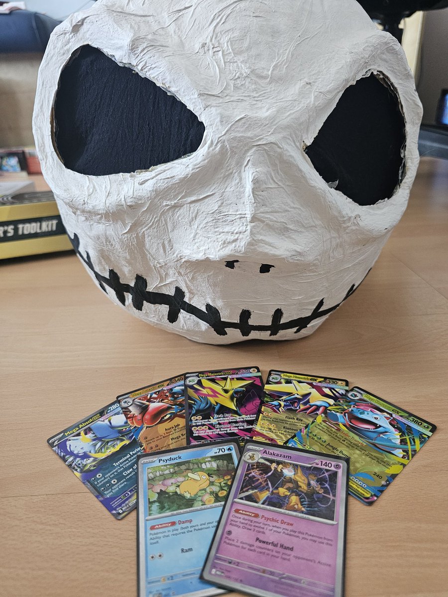 1st place at Skyward Fire's League Challange! 5 prize packs, 5 Megas! Thanks to everyone for the games. Big thanks to <a href="/AWildFemale/">Chrissy🦦</a> and <a href="/BlossBlorrenTCG/">Ross Warren</a> for organising the Halloween quiz and after party. It couldn't have happened without your tremendous time and effort 🥰