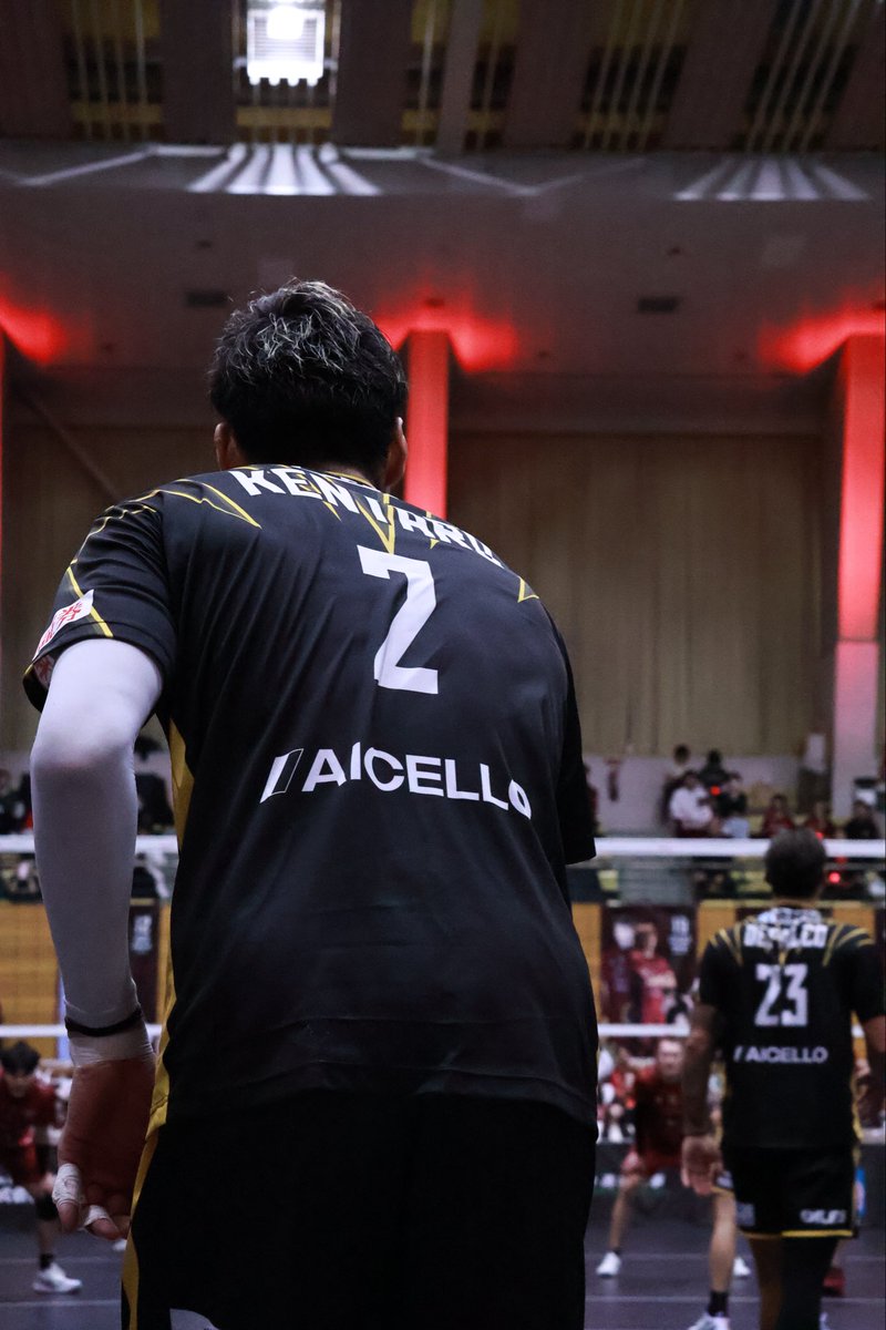 けんたろさん、サーブで下がってくるとき何かしら叫んでてよかった
ｯｼｬｵﾗｰ!!!って言いながらサーブ位置ついた時はさすがにびびったけど