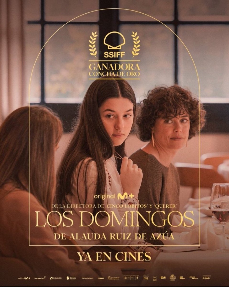 A veces uno va al cine sin tener ni remota idea de lo que se va a encontrar y la sorpresa puede ser mayúscula. "Los domingos" no solo me parece la mejor película española del año, sino que creo que es la obra maestra de su directora, Alauda Ruiz de Azúa. Vamos con un hilo.🧵👇🏻