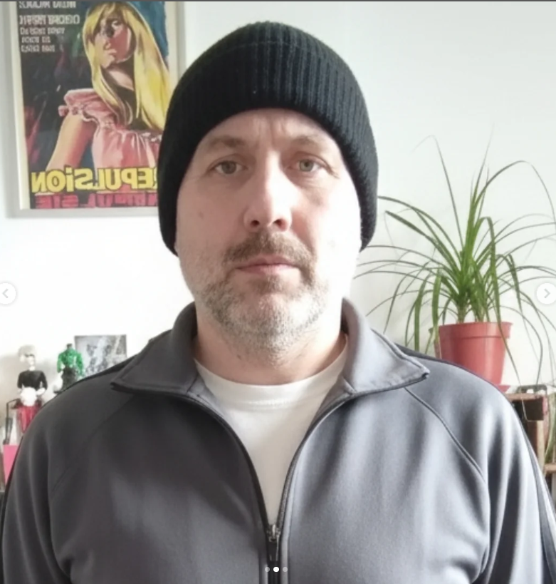 SergeCoosemans's tweet photo. A part l'affiche de Répulsion et les plantes (mon bureau), rien n'est réel sur ces 3 photos générées à partir d'un selfie par l'IA Gemini : ni le corps, ni les fringues, ni ma tronche (recomposée), ni le métro... Funny scary shit ! #artificialintelligence #drari #freefree https://t.co/7pVAqKFgNT