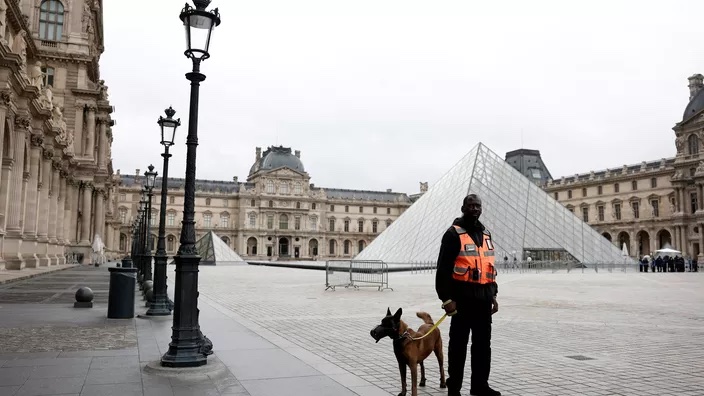 Gilles Klein (@gillesklein) on Twitter photo 🇫🇷 Cambriolage au musée du Louvre : deux des braqueurs interpellés. L’un des deux a été arrêté à Roissy samedi soir alors qu’il s’apprêtait à prendre un vol pour l’Algérie. un deuxième a également été arrêté par la police judiciaire de Paris en Seine-Saint-Denis. (Le Figaro) 🇫🇷 Cambriolage au musée du Louvre : deux des braqueurs interpellés. L’un des deux a été arrêté à Roissy samedi soir alors qu’il s’apprêtait à prendre un vol pour l’Algérie. un deuxième a également été arrêté par la police judiciaire de Paris en Seine-Saint-Denis. (Le Figaro)