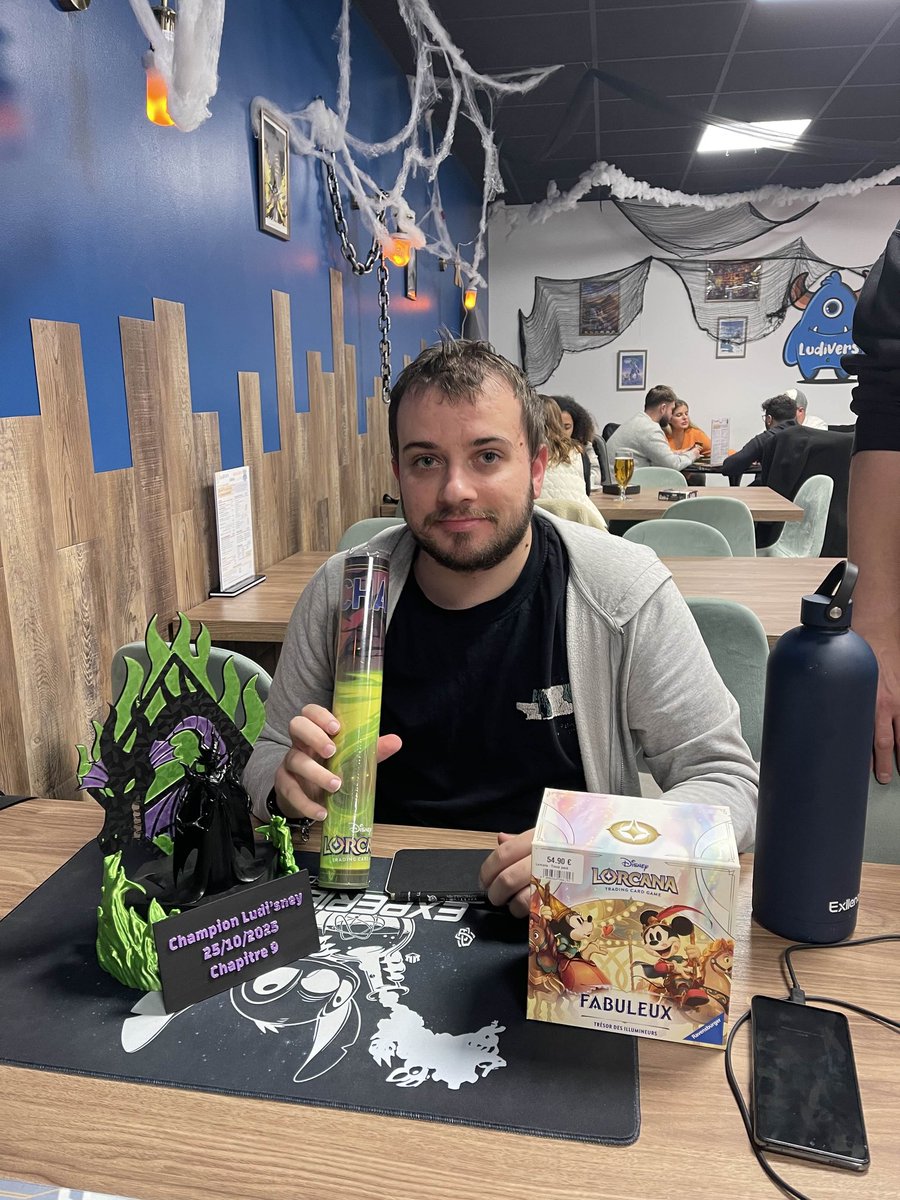 Petit résumé des trois championnats de set que j’ai faits :
Avec 🔴/🟣 : Top 1 et un bubble en 5ᵉ place pour le Top 4
Avec 🔵/🟣 : Top 1

Prochaine étape  le <a href="/LorcaQuest/">Lorca Quest</a> 😄

Merci à <a href="/ludiversnet/">Ludivers</a> pour le magnifique trophée 
#Lorcana