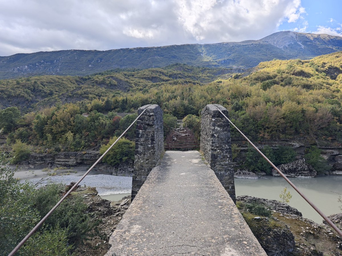 doalbanie's tweet photo. Ale je tu, u hranic s 🇬🇷, krásně 🏞️ #vjosa https://t.co/o9hLlsN5Vl