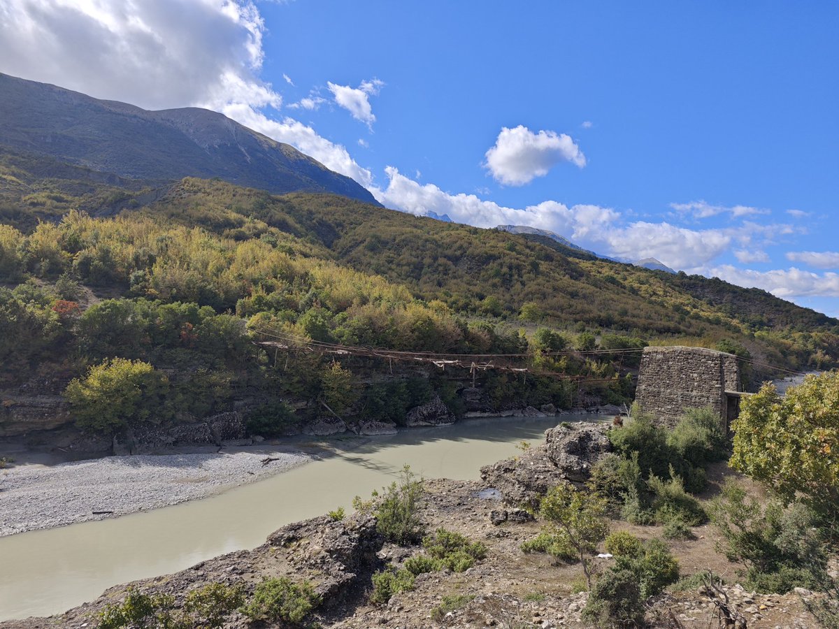doalbanie's tweet photo. Ale je tu, u hranic s 🇬🇷, krásně 🏞️ #vjosa https://t.co/o9hLlsN5Vl