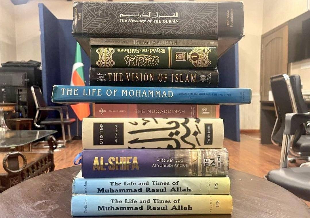 🇵🇰⚡- LEAKED: Imran Khan, the former Prime Minister of Pakistan, has been reading a collection of books in his jail cell for the past two years. 

These books cover a range of topics, including the End Times, Islamic economics, the Israeli agenda, the Muslim Caliphate, the life