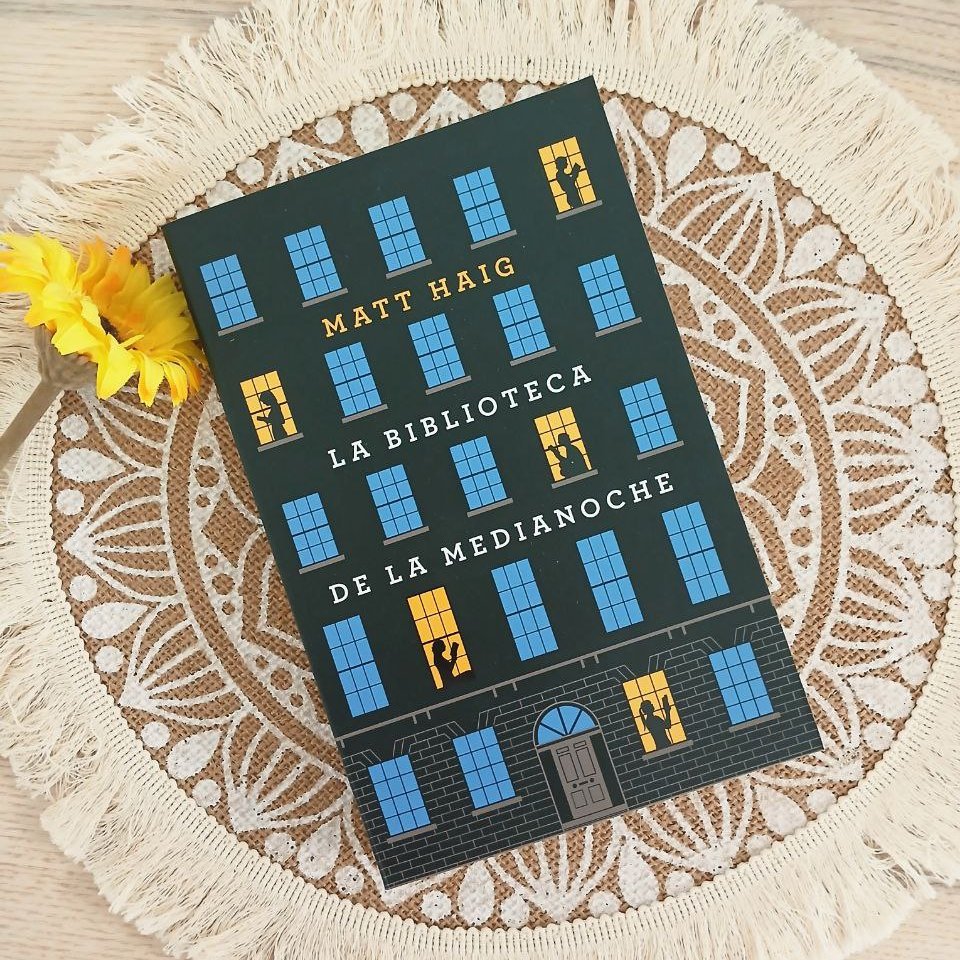 Ya tenéis en el blog mi reseña de La biblioteca de la medianoche de Matt Haig. 🌌
Un libro que te hace pensar en tus “y si…” y te deja con ganas de vivir más despacio.
Repetitiva a ratos, predecible, sí… pero también luminosa y necesaria. 💛
🔗yoleonovela.com/2025/10/la-bib…