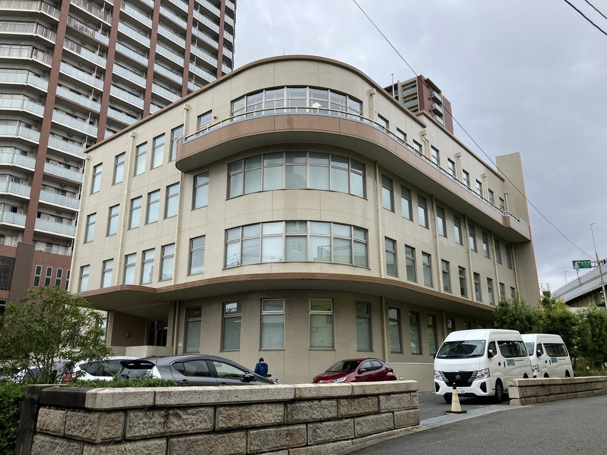 padawan_tetsuko's tweet photo. #イケフェス大阪2025
#府立江之子島文化芸術創造センター
側面のアールが美しいこの建物は現在アートセンターとして利用されているが、元は工業会館の増築練だったとの事。入り口左横の階段室のアーチは当時のまま。今回は当時のガラスレリーフも展示されていた（画像は反射で見にくい）。 https://t.co/gHL3yNzPae