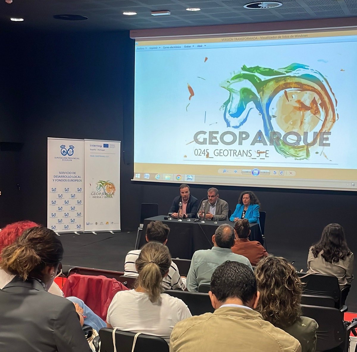 DipuHU's tweet photo. 🌍 La @DipuHU avanza hacia la candidatura del territorio como Geoparque Mundial de la Unesco con el primer Foro de Alcaldes/as del proyecto europeo #Geotrans, celebrado en #Jabugo junto a representantes de la Sierra y la Cuenca Minera.
🔗 Más info: https://t.co/7pGH51FMGJ https://t.co/nCVQOc7QjV
