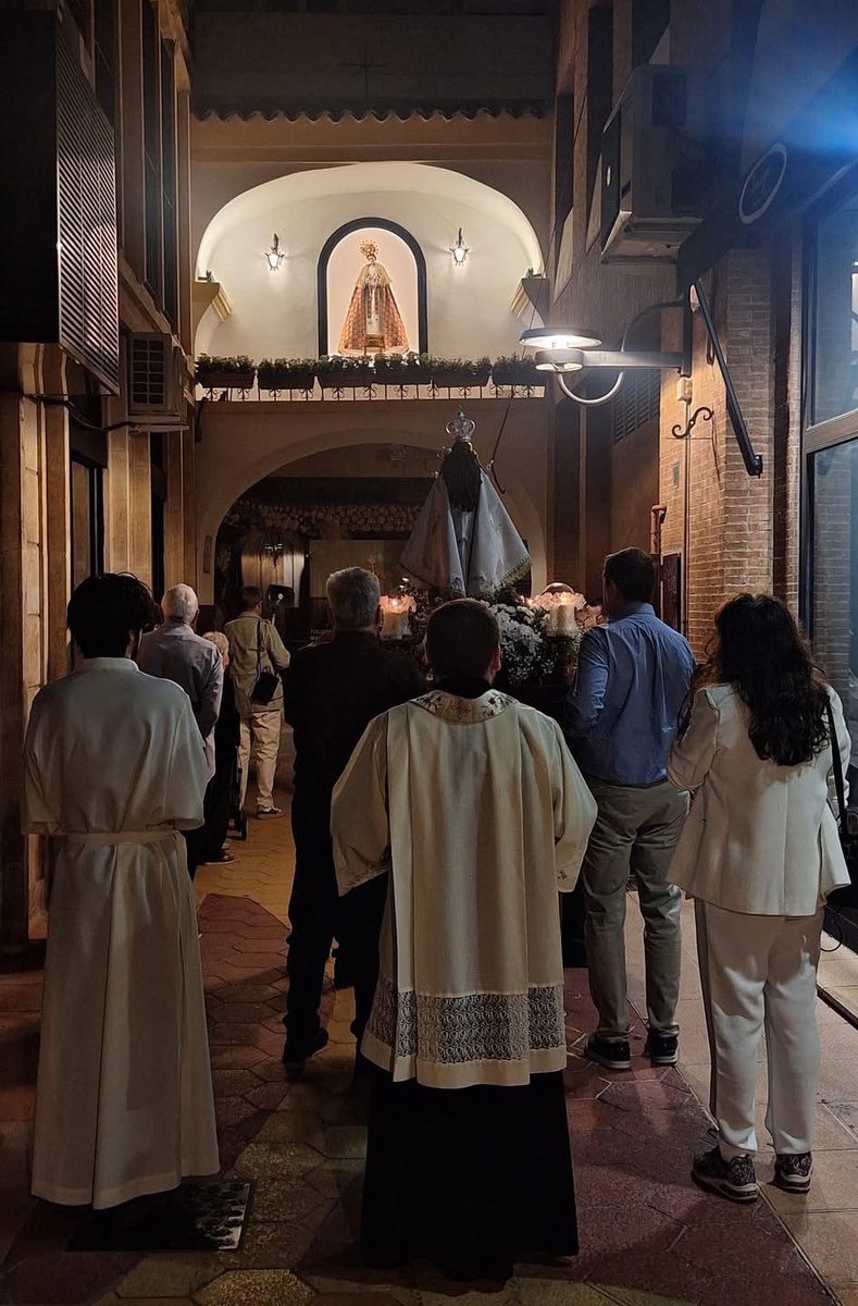 🌅 Cada madrugada del sábado al domingo del mes de octubre, #Murcia despierta con un susurro de fe y tradición.
Bajo el Arco de la Aurora, las dos Vírgenes del Rosario se encuentran al amanecer, y por un instante, la ciudad se detiene.
Magia pura en las calles.✨💙