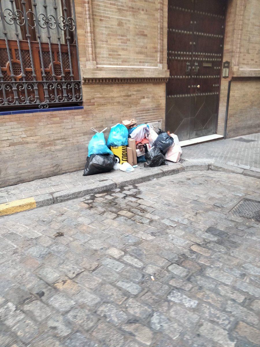 Ahora mismo c/A.Quintero y Pajaritos, en la puerta de pisos turísticos¿Ilegales?. Todos los domingos igual.
<a href="/SevillaSeMuere/">Sevilla💀 Se Muere</a> <a href="/acomosi/">Acomosi</a> <a href="/DavidLp32705032/">David López</a> <a href="/Jacapaca826518/">🪳BernardaGui</a> <a href="/JLHseguio/">Pep Lopes</a> <a href="/TomasGomez_1077/">Tomás Gómez</a> <a href="/Jacapaca826518/">🪳BernardaGui</a> <a href="/Sevilla_Dor/">Sevilla D'Or Ciudad del Velador</a>
