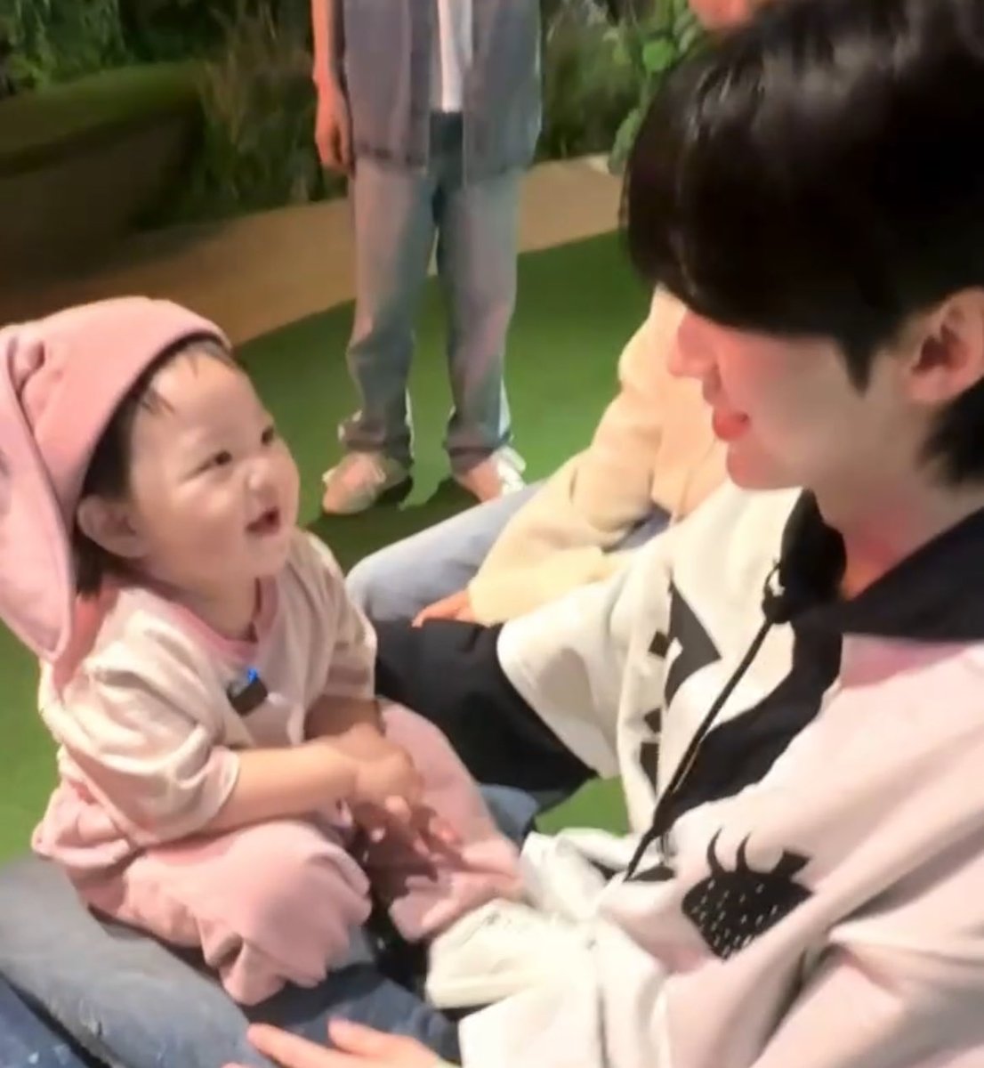 and_sarang's tweet image. ボムが唇突き出したからドフンも真似して唇突き出したのかわいいー😭😭めっちゃ仲良くなってて嬉しい