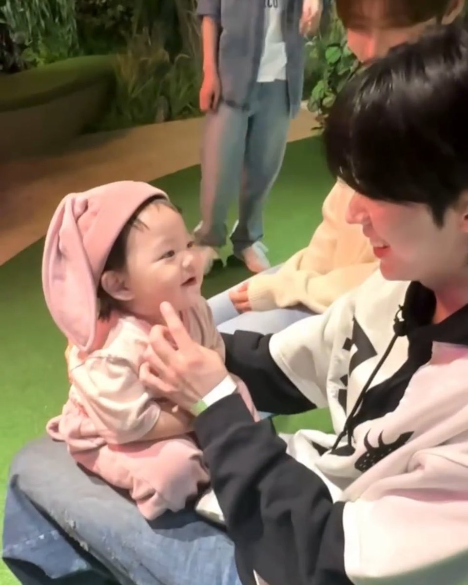 and_sarang's tweet image. ボムが唇突き出したからドフンも真似して唇突き出したのかわいいー😭😭めっちゃ仲良くなってて嬉しい