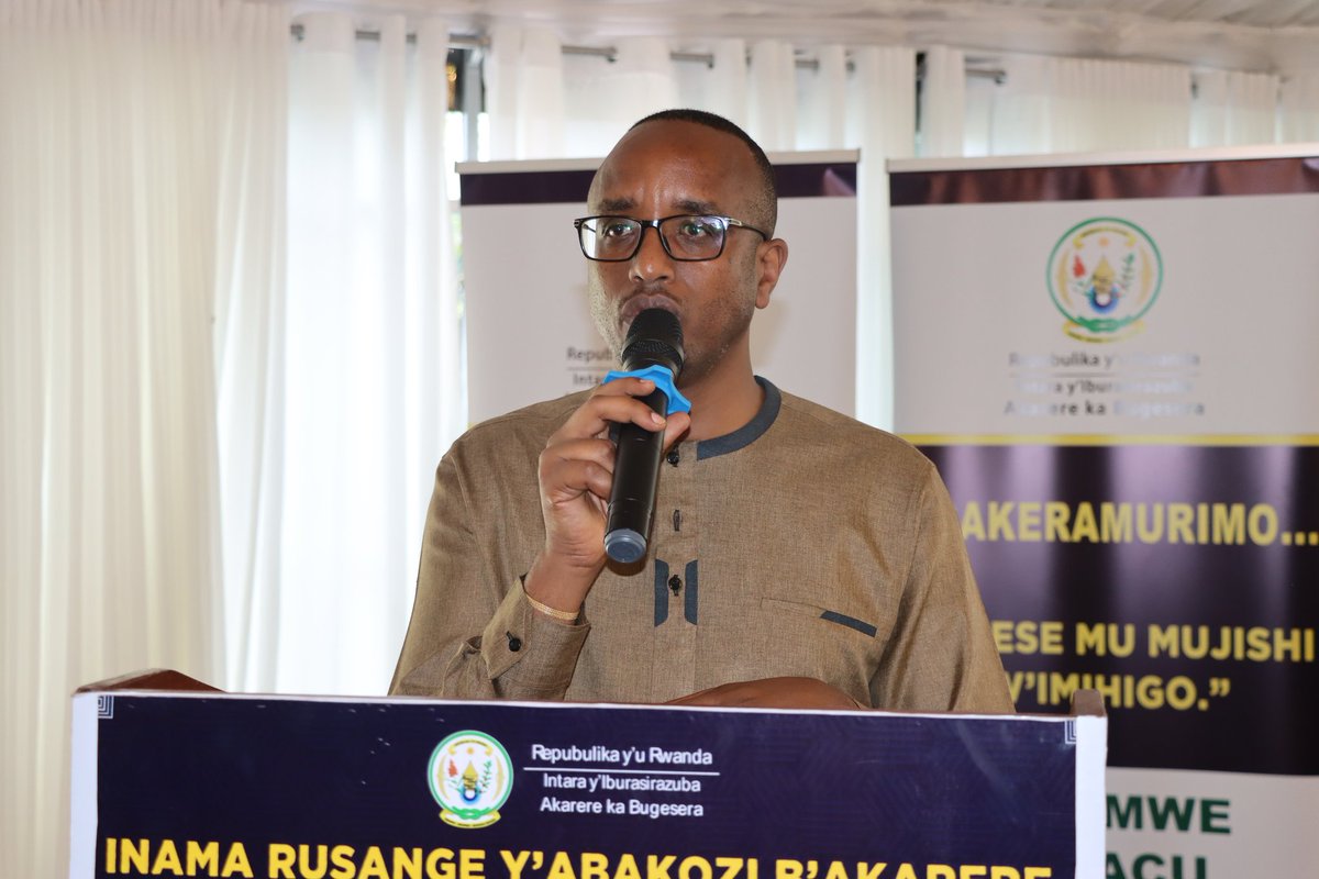 BugeseraDistr's tweet image. Atanga ijambo ry'ikaze, Umuyobozi w'Akarere @MutabaziRich yavuze ko iyi nama igamije guhuza gahunda n'amakuru kugira ngo umusaruro abakozi bitezweho uboneke.
Ati: "Ni inama iza kuduha amakuru y'ingenzi mu bikorwa bikenewe,..., imihigo, n'imishinga minini ku cyerekezo cy'Akarere."