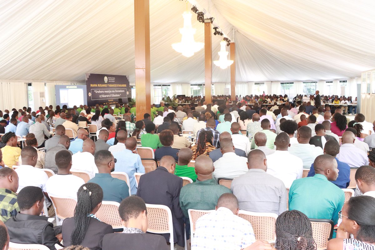 BugeseraDistr's tweet image. Atanga ijambo ry'ikaze, Umuyobozi w'Akarere @MutabaziRich yavuze ko iyi nama igamije guhuza gahunda n'amakuru kugira ngo umusaruro abakozi bitezweho uboneke.
Ati: "Ni inama iza kuduha amakuru y'ingenzi mu bikorwa bikenewe,..., imihigo, n'imishinga minini ku cyerekezo cy'Akarere."