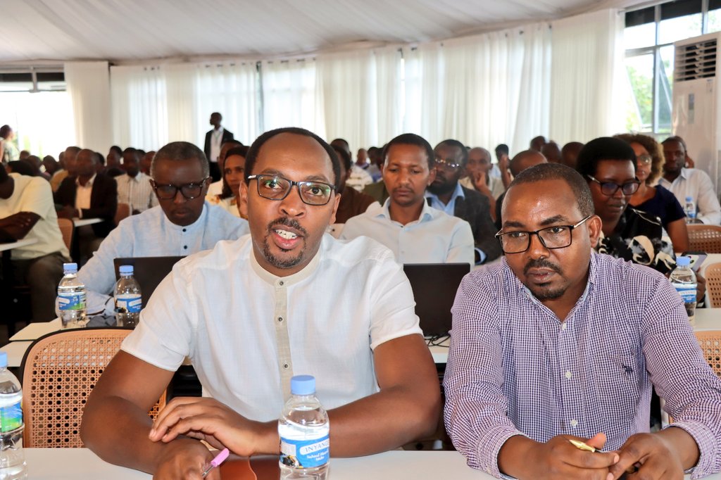 BugeseraDistr's tweet image. Atanga ijambo ry'ikaze, Umuyobozi w'Akarere @MutabaziRich yavuze ko iyi nama igamije guhuza gahunda n'amakuru kugira ngo umusaruro abakozi bitezweho uboneke.
Ati: "Ni inama iza kuduha amakuru y'ingenzi mu bikorwa bikenewe,..., imihigo, n'imishinga minini ku cyerekezo cy'Akarere."