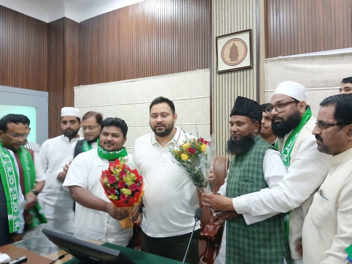 आज AIMIM के कोचाधामन प्रखंड अध्यक्ष सह पूर्व मुखिया जफर असलम साहब, वरिष्ठ एआईएमआईएम नेता मुफ्ती अतहर जावेद साहब,जिला पार्षद प्रतिनिधि कैसर राही साहब,नेहाल साहब, अब्दुल कय्यूम साहब एवं अन्य साथियों ने राजद की सदस्यता ली एवं महागठबंधन उम्मीदवारों को जिताने का संकल्प लिया।