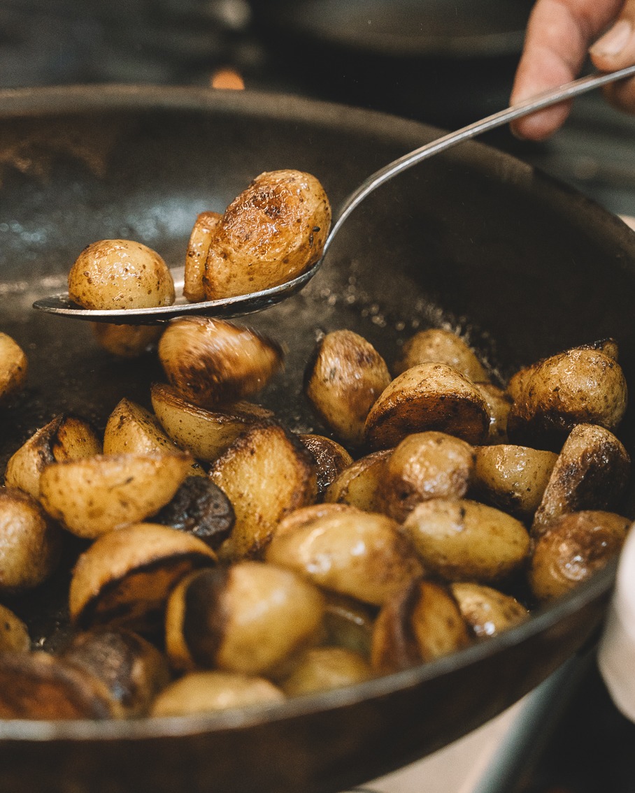 PortPetitRest's tweet photo. ☺️ ¿Quién dice que unas patatas no pueden ser extraordinarias?

Doradas, tiernas y elaboradas con mimo, cada bocado revela sabor, textura y dedicación.

Un acompañamiento que eleva cualquier momento a una experiencia culinaria inolvidable.

https://t.co/XiWy096zrQ https://t.co/7kMX0uUvq2