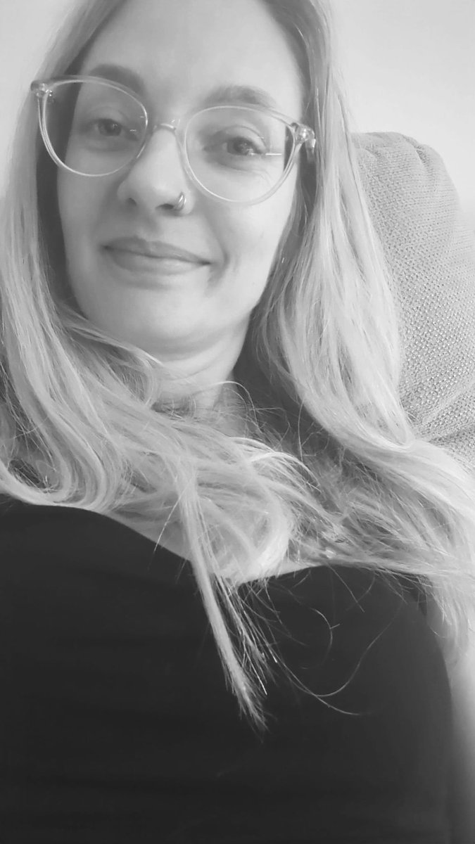 curie_julie's tweet photo. Moin ihr Lieben,

Augenringe des Todes....🫩
Aber Happy..🩶

#unperfektperfekt 
#perfectimperfect https://t.co/DDSmHwJxyp