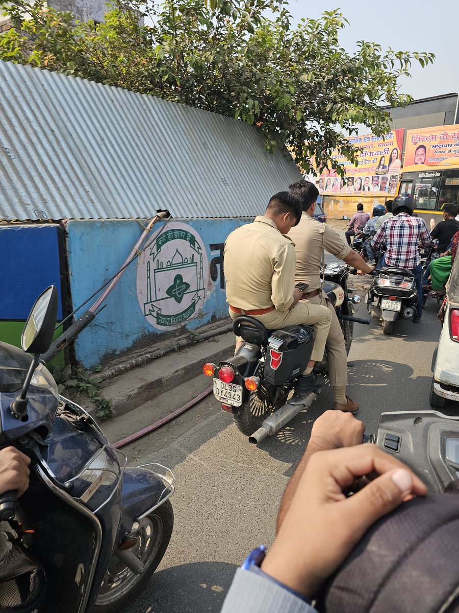 m4d_efx's tweet photo. On 23 Oct 2025, in Agra on Rawli Mandir Road, two police officers were riding a bike without helmets.
If the law is strict for common people, shouldn’t it be the same for the police too?
Bike number: DL3S DY4943
Hope @myogiadityanath and @agrapolice @Uppolice take note of this. https://t.co/UQSOh3Yn3c