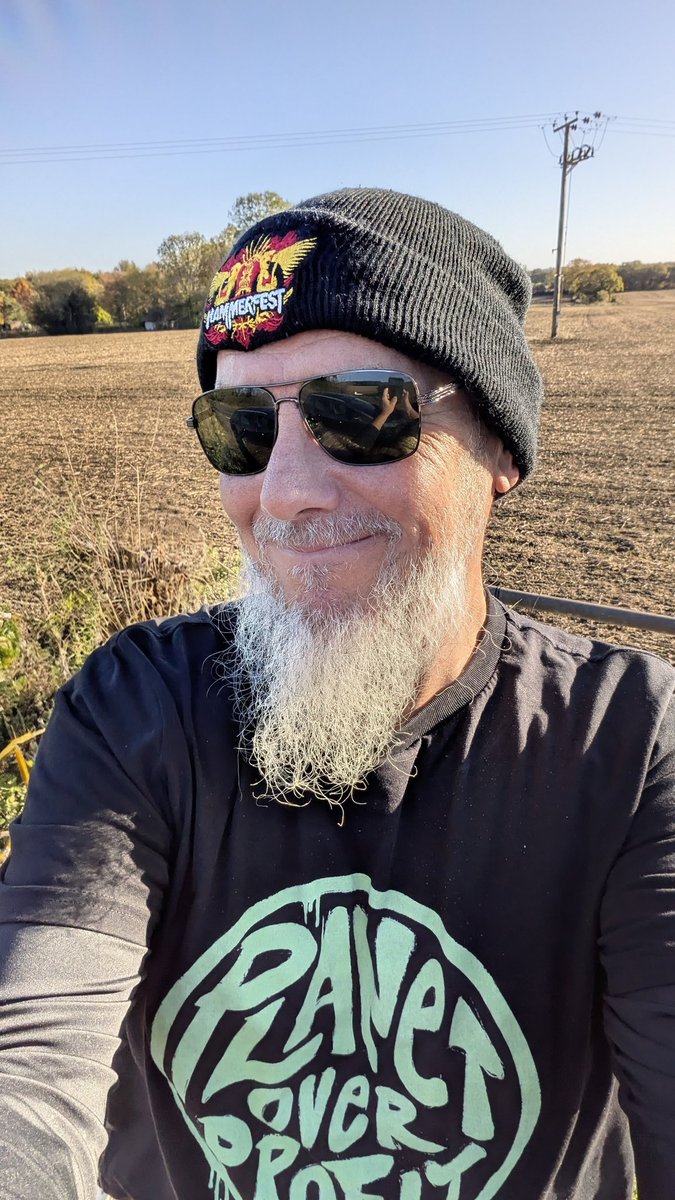 clothesfreeuk's tweet image. Had this on to welcome autumn officially 🍂🍁🍃
#progzilla #progrock #ontheairwaves #DriveTimeTunes