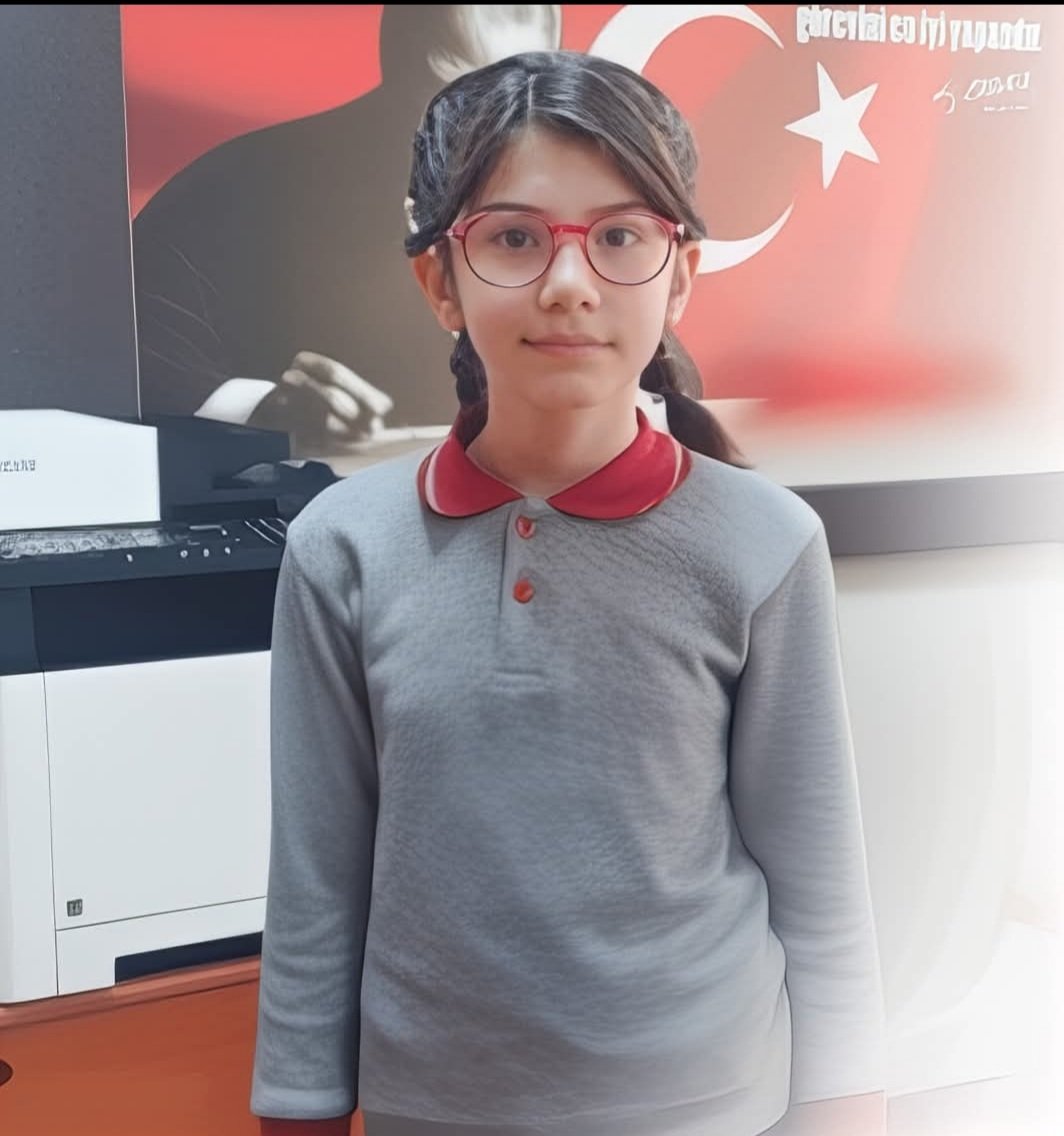 Ata’sının önünde gururla poz veren bu güzel kız Elanur Akıncı, İngilizce olarak düzenlenen Caribou Matematik yarışmasında 7328 çocuğu geride bırakarak dünya birincisi oldu.

Medyanın ilgi göstermediği habere biz ilgi gösterelim...
Tebrikler 👏👏🙏