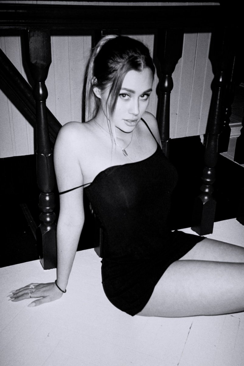 успокойтесь, клоуны.
я пришла танцевать.
здесь не надо толпиться.
мне не надо мешать.
как я это делааю.
вы сейчас увидите.
кто меня не любит.
вы просто мне завидуете!

mommy вернулась, surprise bitch.