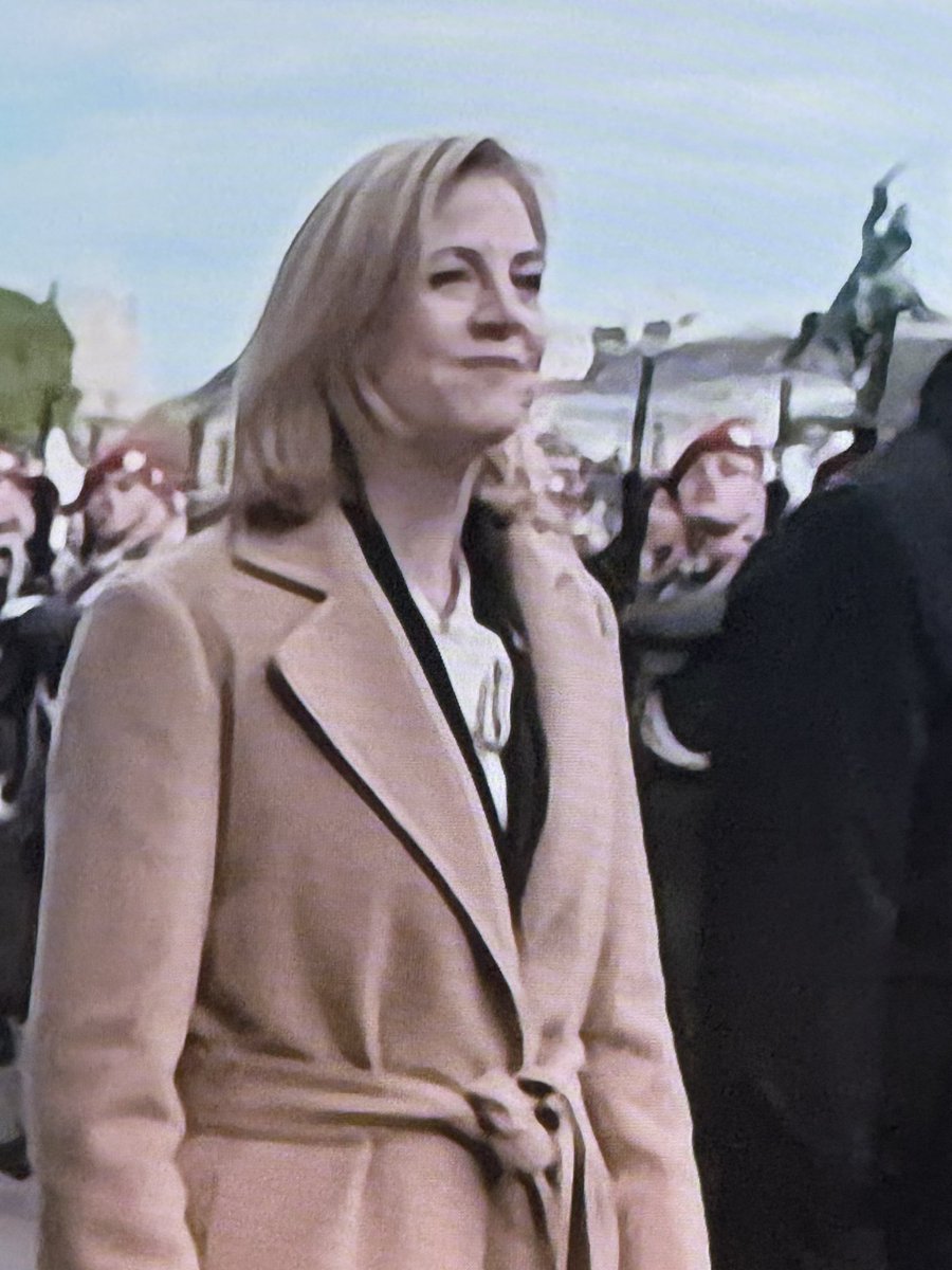 DominikNepp's tweet image. Während unsere jungen Männer und Frauen am Heldenplatz ihrem Land dienen, lacht die NATO-Beate schon vor Freude – wohl in Erwartung, sie bald in den Krieg schicken zu dürfen. Verantwortungslos und brandgefährlich. 🇦🇹✋ #neutralität